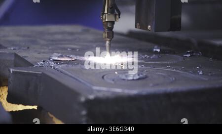 Primo piano dei modelli di saldatura sul metallo. Clip. Macchina automatizzata per la creazione di schemi di saldatura su metallo. Con l'aiuto della saldatura, i motivi belli sono cr Foto Stock