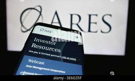 Stoccarda, Germania - 08-12-2024: Smartphone con sito web della società di investimento statunitense Ares Management Corporation davanti al logo aziendale. Focus su TOP- Foto Stock