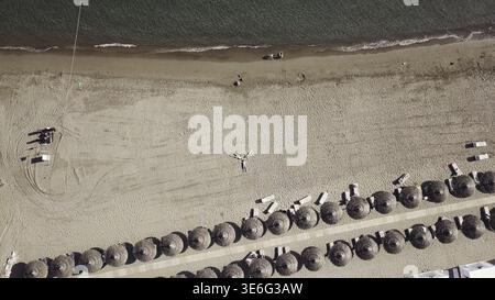 Gruppo di amici sdraiati sulla spiaggia. Video. Vacanze tropicali sul mare. Vista dall'alto delle persone felici che amano viaggiare in estate Foto Stock