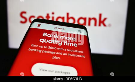 Stoccarda, Germania - 08-12-2024: Telefono cellulare con sito web della società finanziaria Bank of Nova Scotia (Scotiabank) davanti al logo aziendale. Concentrati su t Foto Stock