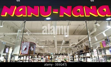 Kiel, Germania - 19. Aprile 2025: Ampia vetrina del negozio Nanu-Nana con segnaletica illuminata che mostra il design degli interni e le esposizioni dei prodotti Foto Stock