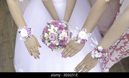 Sposa che regge un profumo. bel bouquet di nozze in mano alla sposa. La sposa regala un bellissimo e luminoso bouquet nuziale. la sposa che tiene il bouquet di nozze di Foto Stock
