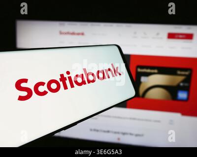 Stoccarda, Germania - 12-08-2024: Smartphone con logo della società finanziaria Bank of Nova Scotia (Scotiabank) davanti al sito Web aziendale. Concentratevi sul cen Foto Stock