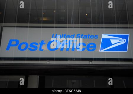 New York, Stati Uniti. 6 aprile 2026. Un ufficio postale degli Stati Uniti si trova a Manhattan, New York. Credito: SOPA Images Limited/Alamy Live News Foto Stock