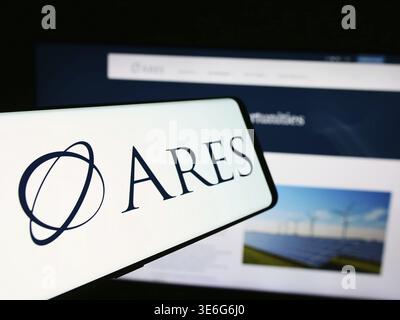Stoccarda, Germania - 08-12-2024: Telefono cellulare con logo della società di investimento americana Ares Management Corporation davanti al sito web. Concentrati sul cente Foto Stock
