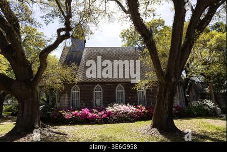 Chiesa episcopale di St James Santee con azalee in fiore in primavera, McClellanville, South Carolina, Stati Uniti Foto Stock