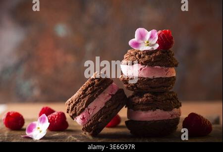 Gelato fatto in casa biscotti sandwich con lampone e cioccolato Foto Stock