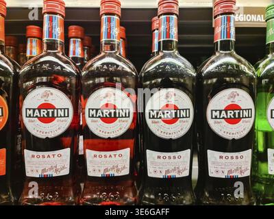 Kiel, 21 anni. Febbraio 2025: Colorate bottiglie Martini vermouth in piedi di fila su uno scaffale, pronte per l'acquisto Foto Stock