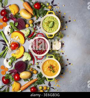 Concetto di zuppe di legumi e verdure sane. Zuppa di piselli gialli, borscht rosso con fagioli e broccoli verdi con zuppa di lenticchie. Vista dall'alto Foto Stock