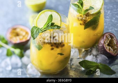 Passion Fruit Lemonade guarnita con lime e menta Foto Stock