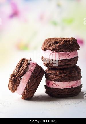 Gelato fatto in casa biscotti sandwich con lampone e cioccolato Foto Stock