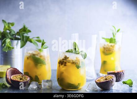 Passion Fruit Lemonade guarnita con lime e menta Foto Stock