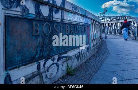 Targa commemorativa al ponte Bösebrücke di Berlino, in Germania, sito storico della prima apertura del muro di Berlino il 9 novembre 1989. Böse Brücke. Foto Stock
