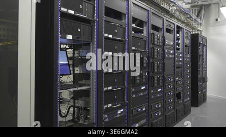 Molti server potenti in esecuzione nella sala server del data center. Molti server in un data center. Molti rack con server situati nella sala server. Rabbioso Foto Stock