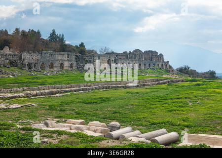 Stadio, acropoli dell'antica città greca di Tlos in Licia, situata sulla via Licia. Famoso sito storico nella regione di Antalya. Luogo popolare per famiglie Foto Stock