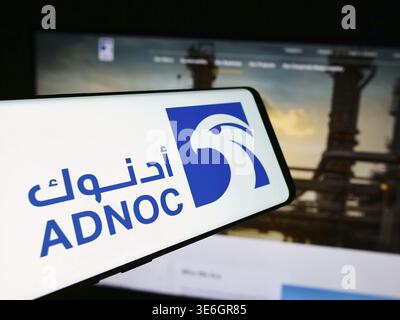 Stoccarda, Germania - 12-08-2024: Smartphone con logo del business del petrolio Abu Dhabi National Oil Company (ADNOC) davanti al sito Web aziendale. Concentratevi su ce Foto Stock