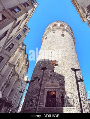Torre Galata che sorge tra edifici storici nel quartiere Galata di Istanbul, Turchia, 12 marzo 2026, Istanbul Turkiye, Turchia. Foto Stock