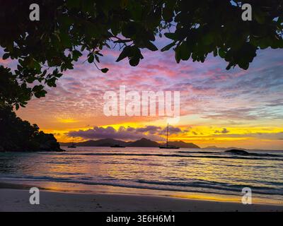Tramonto sulla spiaggia di la severe nell'isola Seychelles la Digue. Foto Stock