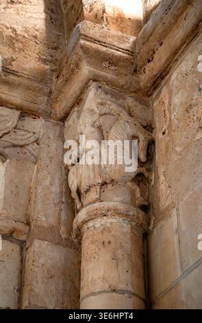 Capitelli a colonna merovingiani (vi-VII secolo) da una colonna di marmo di epoca romana all'interno dell'Eglise Saint-Pierre de Montmartre, a Parigi, Francia Foto Stock
