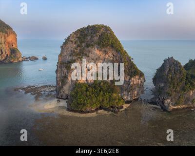 Vista aerea delle spettacolari formazioni carsiche calcaree che si innalzano maestosamente dalle acque turchesi, orlate da coste sabbiose, creando un incredibile contrasto di consistenza Foto Stock