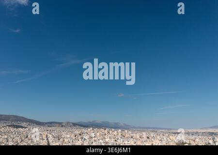 Vista aerea panoramica della città di Atene contro il cielo azzurro, in Grecia Foto Stock