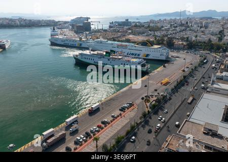 Vista aerea del terminal dei traghetti del Pireo e della strada sul lungomare di Atene, Grecia Foto Stock
