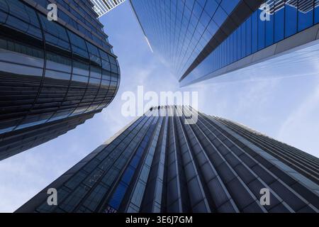 Guardando gli edifici degli uffici aziendali nel distretto finanziario Foto Stock