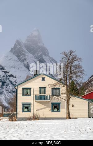 Casa rurale in legno con Monte Otertinden sullo sfondo, Signaldalen, Troms, Norvegia Foto Stock