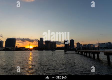 Tramonto sull'Intracoastal: Lo skyline di West Palm Beach e il Royal Park Bridge, viste da Palm Beach, Florida Foto Stock