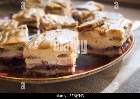 Torta dolce a strati di panna. Foto Stock