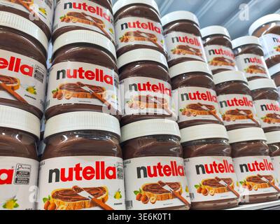 In questa illustrazione fotografica, i vasi di Nutela e crema di nocciole sono visibili in un supermercato. Ivinhema, Mato grosso do sul, Brasile, 7 aprile 2026 Foto Stock