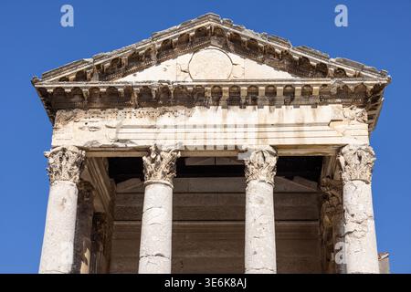 Pola, Croazia, Istria - 29 settembre 2023: Tempio di Augusto situato in Piazza del foro. Si tratta di un tempio romano dedicato al primo imperatore romano Augusto Foto Stock
