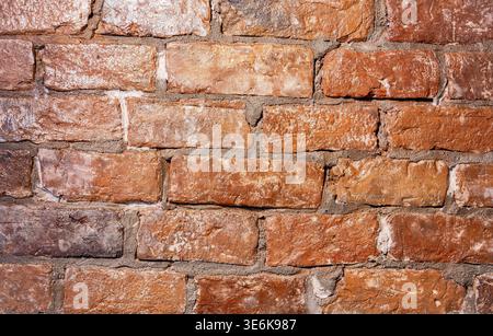 Vecchio muro di mattoni rossi intemprato come sfondo creativo, primo piano Foto Stock