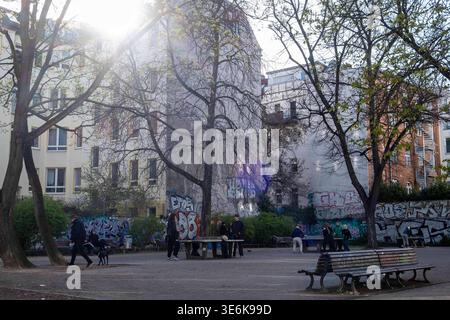 Tischtennisspieler auf dem Starplatz in Stargarder Straße a Berlino-Prenzlauer Berg. / Tennististi allo Starplatz di Stargarder Straße a Berlino-Prenzlauer Berg. Öffentliche Tischtennisplatten *** tennististi allo Starplatz di Stargarder Straße a Berlino Prenzlauer Berg tennististi allo Starplatz di Stargarder Straße a Berlino Prenzlauer Berg tavoli da ping-pong pubblici sp2026040626153.jpg Foto Stock
