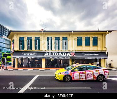 Joo Chiat e il quartiere di Katong, Singapore, 6 febbraio 2024, vista di un taxi in auto da AlibabaR, l'Hawker Bar, nella parte orientale della città Foto Stock