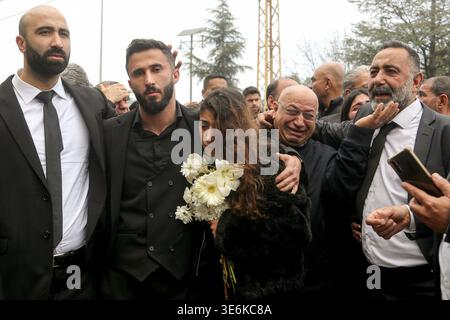 Yahshoush, Yahshoush, Libano. 7 aprile 2026. Da L a R] Charbel Mouawad, suo fratello Gabriel e sua sorella Gayel, figli e figlia del funzionario delle forze cristiane libanesi Pierre Mouawad partecipano alla processione funebre del loro padre e madre Flavia insieme ad altri parenti nel villaggio di Yahshoush, a nord-est di Beirut. Mouawad, sua moglie e un'altra donna sono stati uccisi in uno sciopero israeliano in un appartamento domenica 05 aprile. (Credit Image: © Marwan Naamani/ZUMA Press Wire) SOLO PER USO EDITORIALE! Non per USO commerciale! Foto Stock
