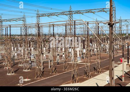 Una massiccia sottostazione elettrica ad alta tensione in Brasile dispone di un'ampia rete di torri in acciaio e linee elettriche sotto un cielo azzurro. Foto Stock