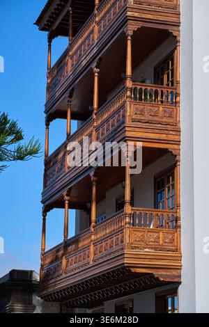 ICOD DE LOS VINOS, TENERIFE, SPAGNA – 4 GIUGNO 2025: I tradizionali balconi in legno delle Canarie a più piani riccamente scolpiti di un edificio storico di Icod Foto Stock