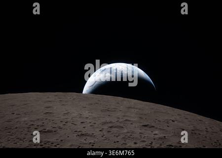 Vista atmosferica del pianeta Terra che si innalza sulla superficie lunare craterizzata. Foto Stock