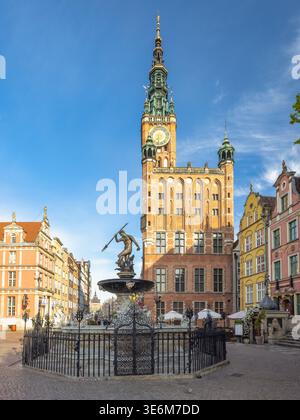 Danzica, Polonia - 2 maggio 2025: Fontana del Nettuno con il Municipio principale nella Piazza del mercato lungo. Panoramica di Danzica: Iconica fontana di Nettuno e Histori Foto Stock