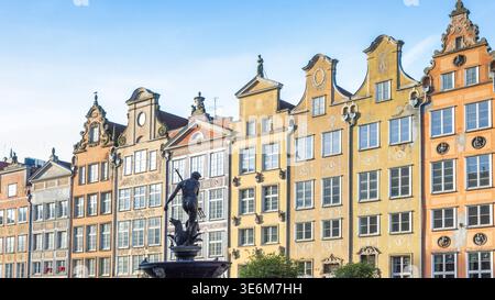 Danzica, Polonia - 2 maggio 2025: Fontana del Nettuno nella Piazza del mercato lungo. Paesaggio urbano storico con edifici ornamentali, una fontana centrale e un luminoso Foto Stock