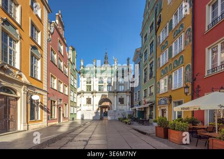 Danzica, Polonia - 3 maggio 2025: Il Golden Gate nella strada di Long Lane nel centro storico. Vista panoramica della strada con edifici colorati e un grande arco Foto Stock