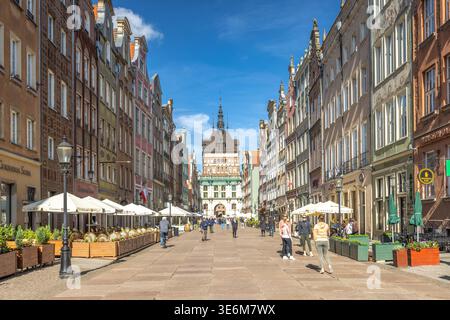 Danzica, Polonia - 3 maggio 2025: La strada Long Lane nel centro storico. Vista sulla storica strada europea con edifici colorati, pedoni e una Foto Stock