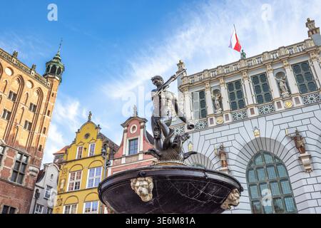 Danzica, Polonia - 2 maggio 2025: Fontana del Nettuno nella Piazza del mercato lungo. La statua di bronzo di Nettuno si erge in una splendida piazza della città vecchia Foto Stock