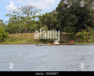 Barca da pesca sul lago Gatun, parte del Canale di Panama Foto Stock