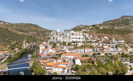 Villaggio di Pinhao a vila Real, portogallo, immerso nella valle del douro con vigneti terrazzati Foto Stock