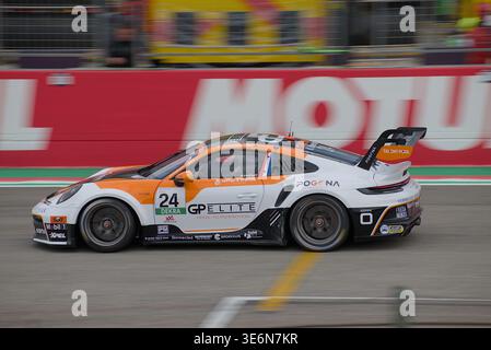 #24 Kas Haverkort del Team GP Elite in un panning ad alta velocità sul rettilineo principale. 2025 Porsche Sixt Carrera Cup Deutschland all'autodromo di Imola Foto Stock