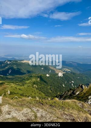 Vista panoramica da una vetta montana su una vegetazione lussureggiante Foto Stock