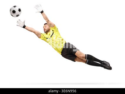 Portiere che salta per catturare una palla isolata su sfondo bianco Foto Stock