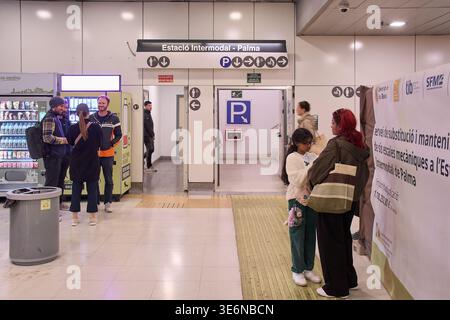 Maiorca. Spagna - 07 aprile 2026: I passeggeri si trovano vicino alla segnaletica e ai distributori automatici all'Estacio Intermodal di Palma. Logo per TIB, SFM e govern de Foto Stock